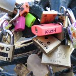 Kłódki-symbole miłości na jednym z mostów w Amsterdamie