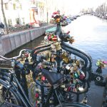 Kłódki-symbole miłości na moście w Amsterdamie