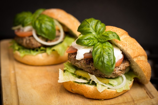 hamburger Niek Verlaan z Pixabay